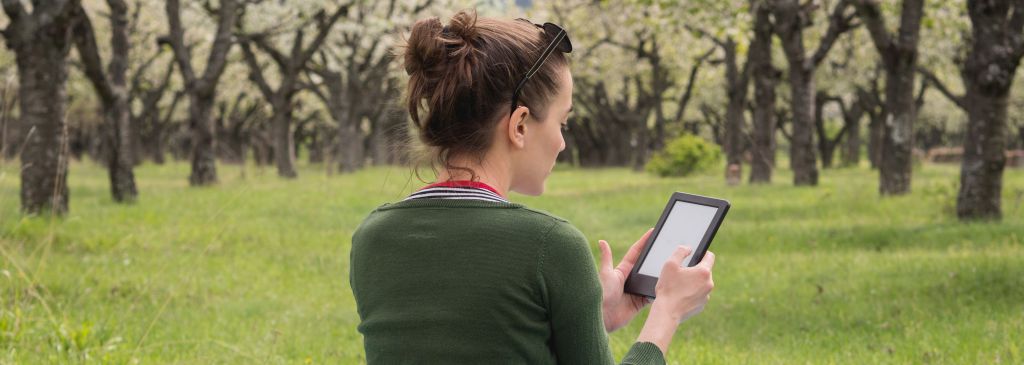 women with kindle